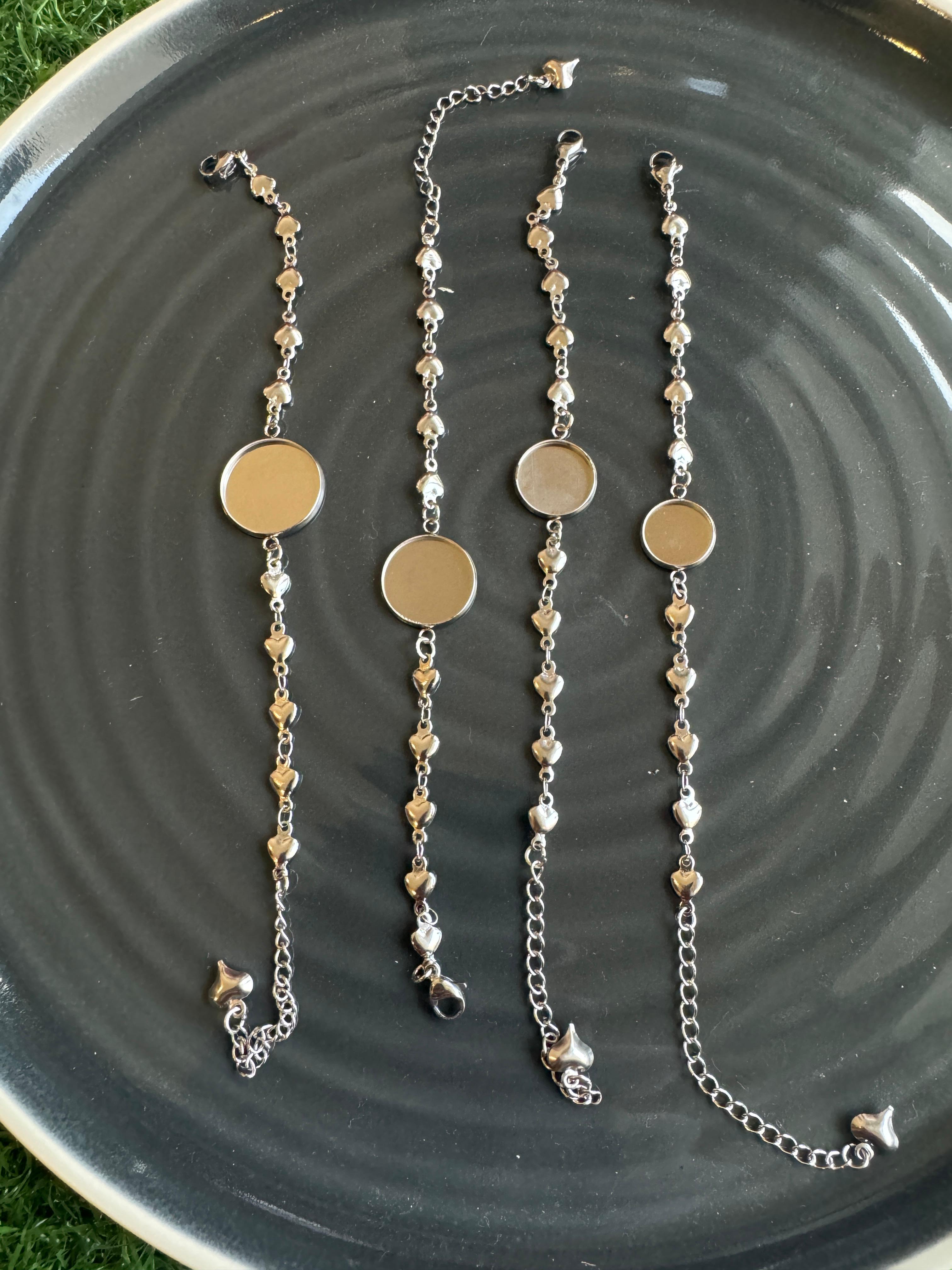 Bracelet bezel with heart pattern