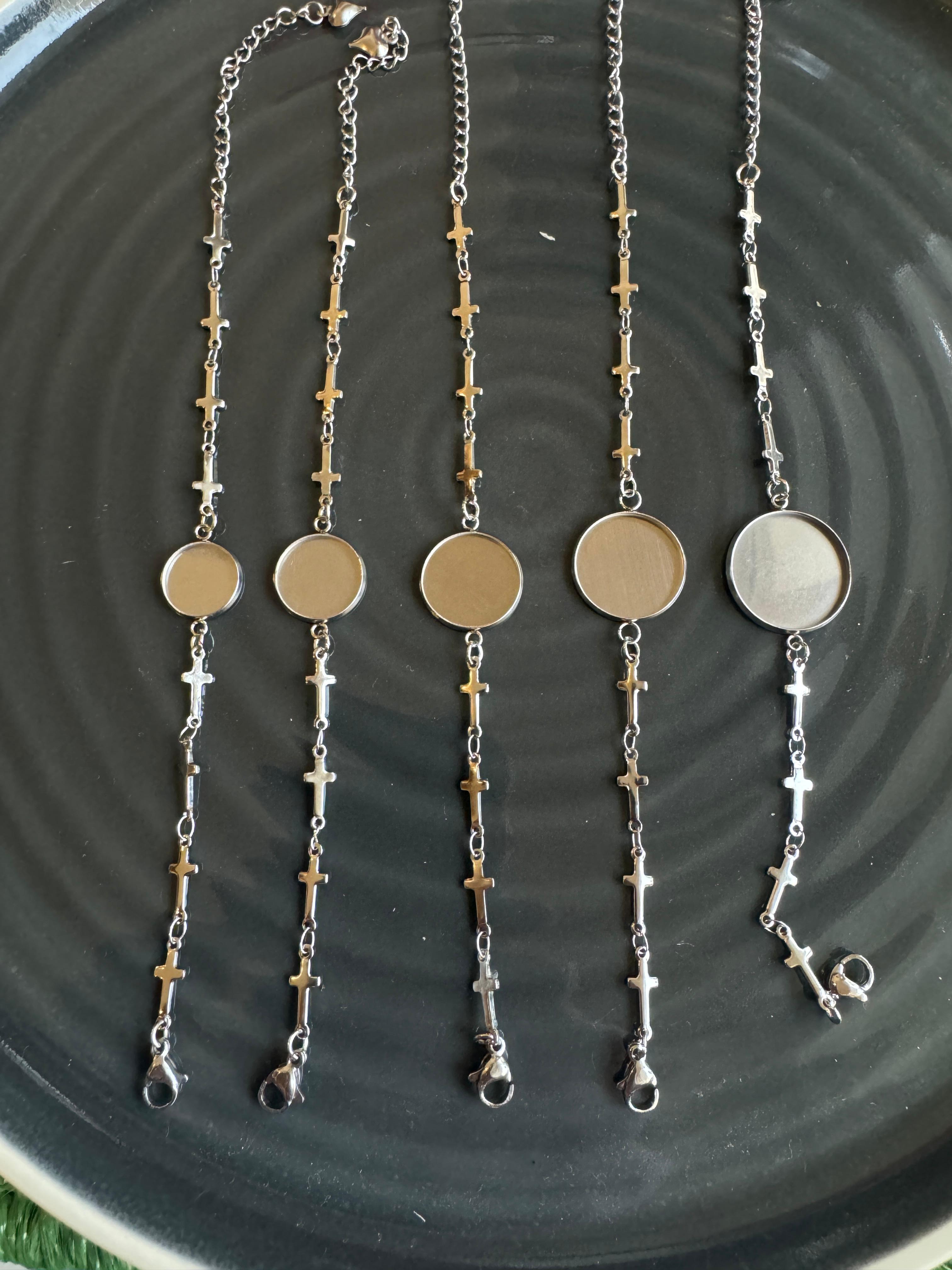 Bracelet bezel with cross pattern