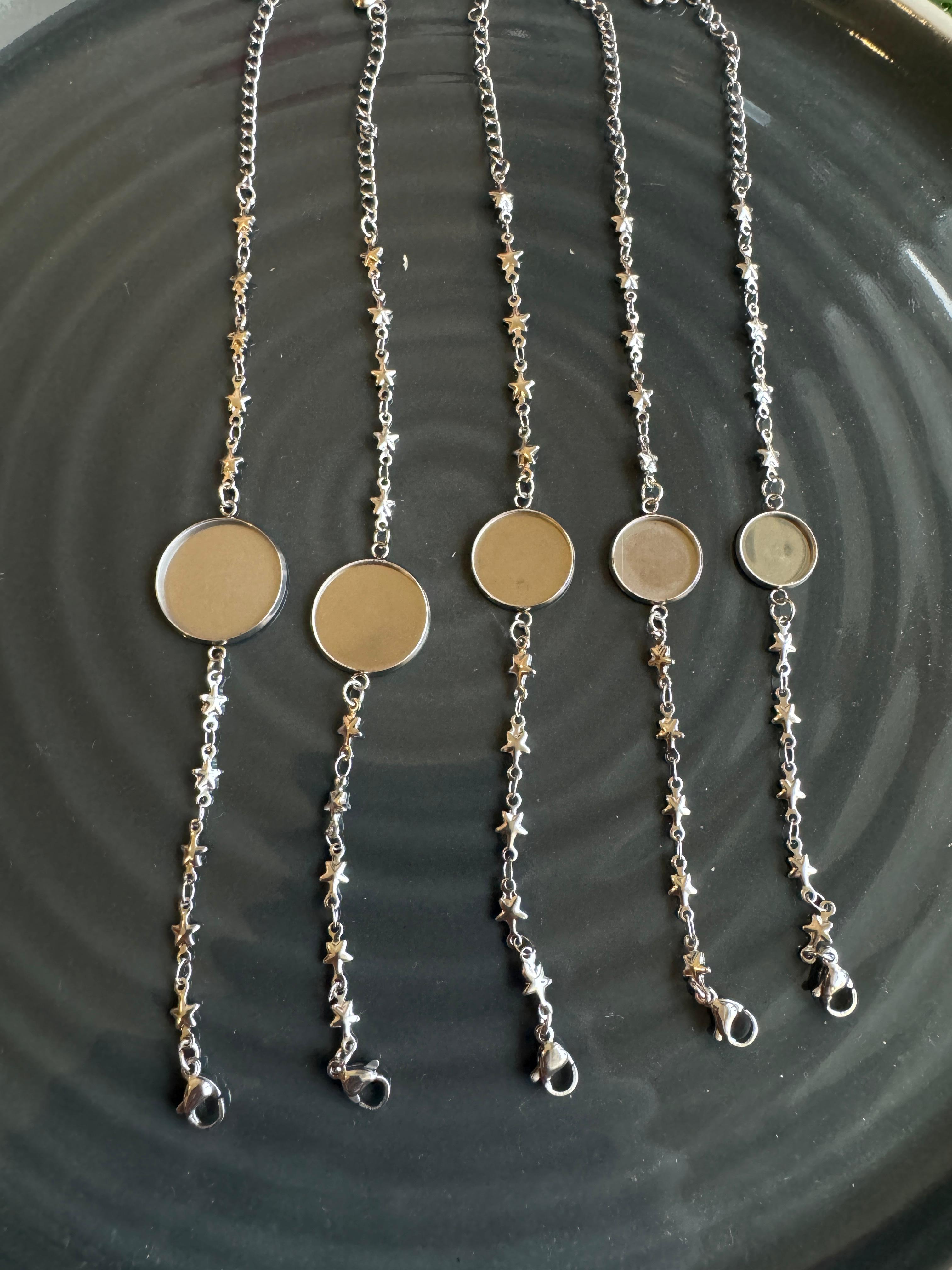 Bracelet bezel with star pattern