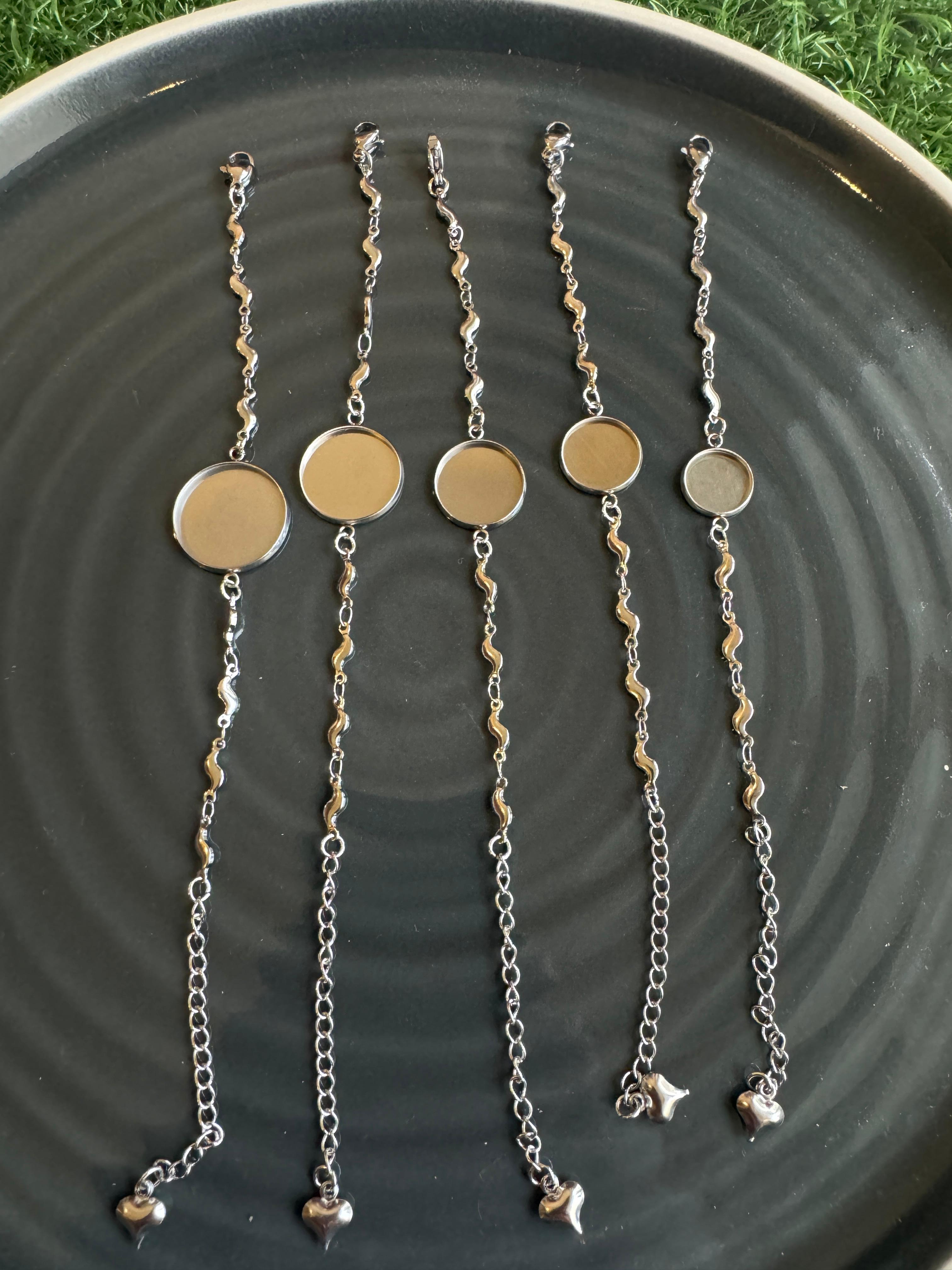 Bracelet bezel with curved chain